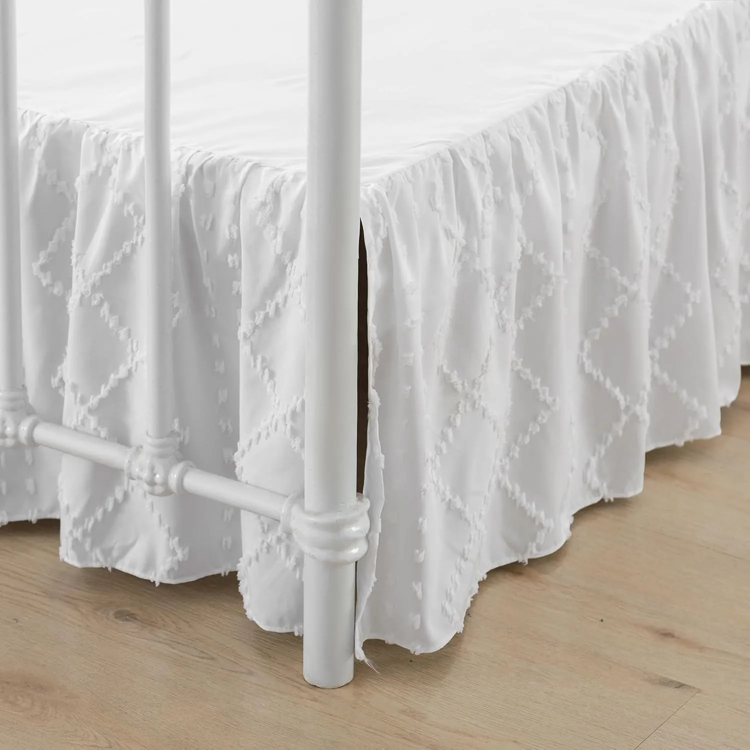 Bed Skirt Queen Size，Ruffled White Bed Skirt with Split Corners，Queen Bed Skirt 16 Inch Drop, Boho Tufted Shabby Chic Queen Size Bed Skirt, Bed Skirt Queen Size
