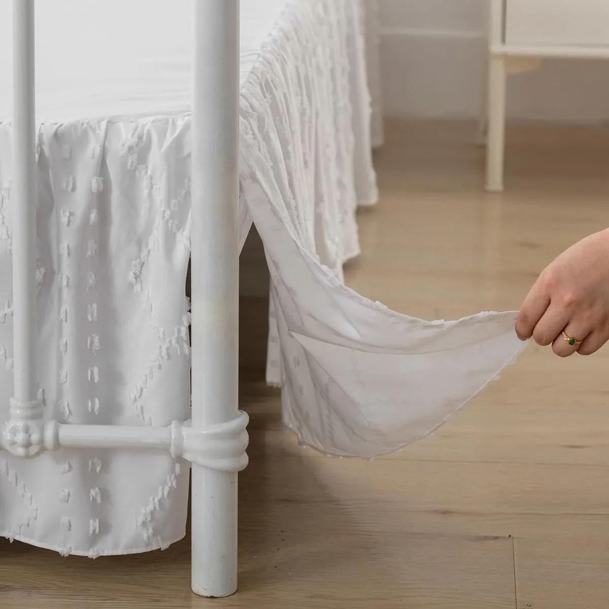 Bed Skirt Queen Size，Ruffled White Bed Skirt with Split Corners，Queen Bed Skirt 16 Inch Drop, Boho Tufted Shabby Chic Queen Size Bed Skirt, Bed Skirt Queen Size