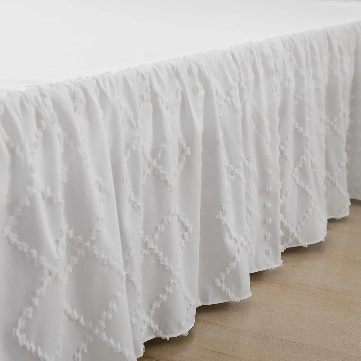Bed Skirt Queen Size，Ruffled White Bed Skirt with Split Corners，Queen Bed Skirt 16 Inch Drop, Boho Tufted Shabby Chic Queen Size Bed Skirt, Bed Skirt Queen Size